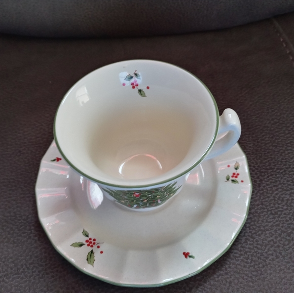 BEAUTIFUL VINTAGE CHRISTMAS CUP AND SAUCER!! - Picture 3 of 5
